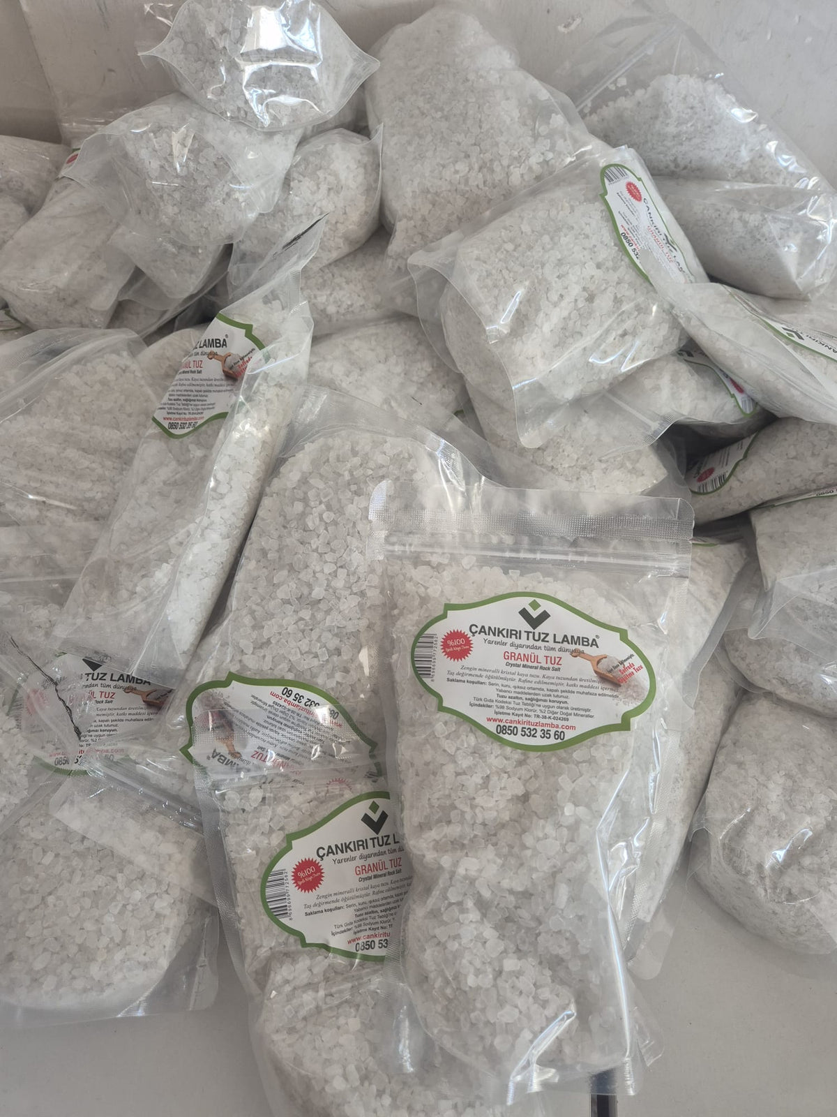 Granuliertes Steinsalz 1 KG Mineralhaltiges Salz zum Mahlen am Tisch