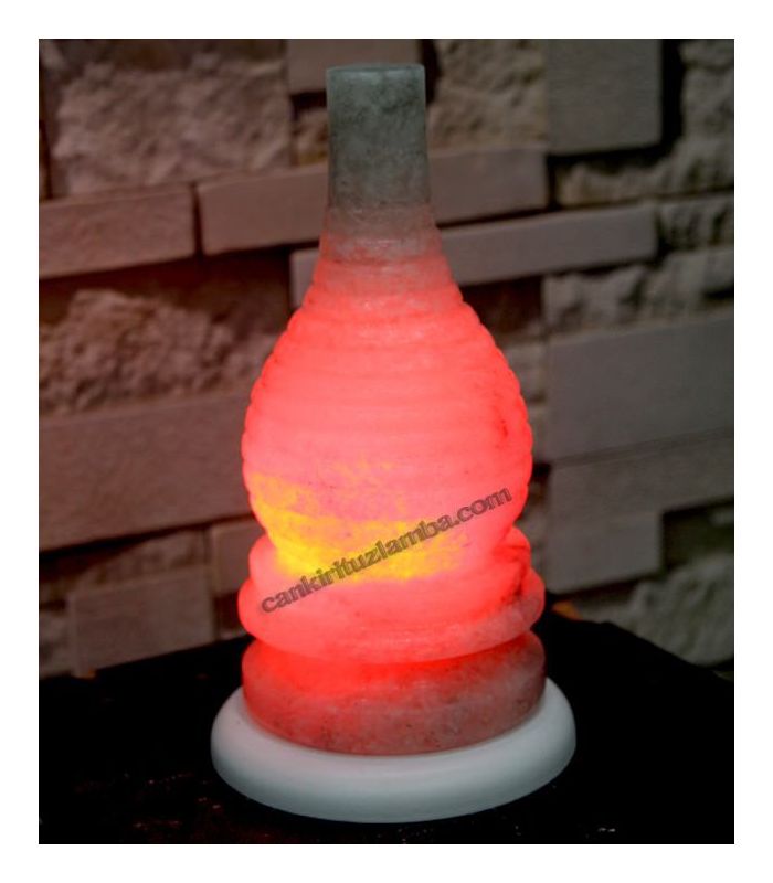Geschwungene Salzkristalllampe in Gaslampenform